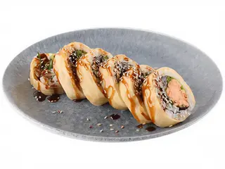 Uramaki z pieczonym łososiem teriyaki w chrupkach tempury