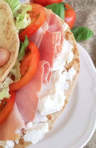 Piadina - Prosciutto cotto, edamer, insalata e pomodoro