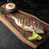 Dorado la gratar in vin alb cu sos din spanac