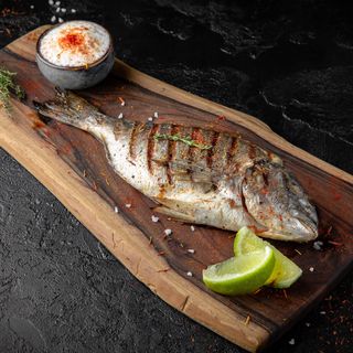 Dorado la gratar in vin alb cu sos din spanac