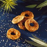 მრგვალი ორცხობილა სეზამით