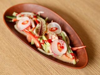 Салат с семгой и креветками