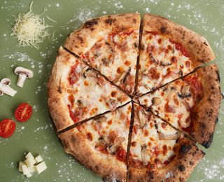 პიცა პროშუტო ფუნგო   ნაპოლიტანური