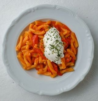 С печеным перцем и муссом из феты