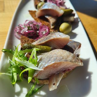 Оселедець власного посолу  з маринованою цибулею, корнішонами та оливками