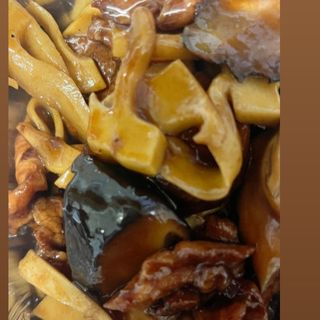 Vitello con bambù e funghi