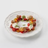 Французский салат с томатами и страчателлой