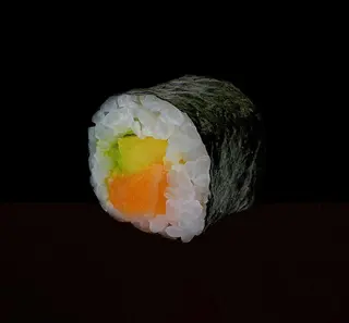 Maki de salmón y aguacate