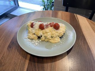 Avokado kremasta kajgana