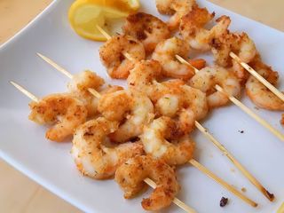 Spiedini di gamberi gratinati al forno