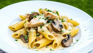 Penne cu piept de pui si ciuperci la cuptor