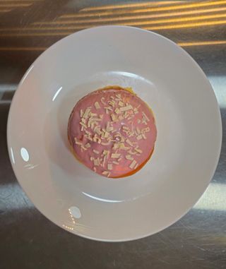 Krofna jagoda i bela čokolada