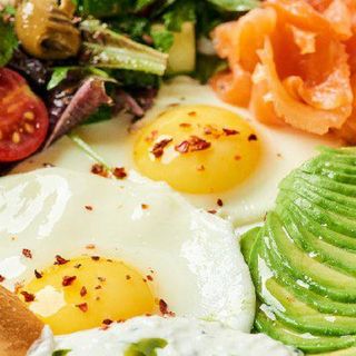 Великий сніданок з яєшнею та слабосоленим лососем