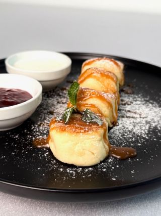 Сирники зі сметаною та полуничним джемом