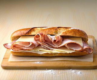 Panino con porchetta e doppio formaggio