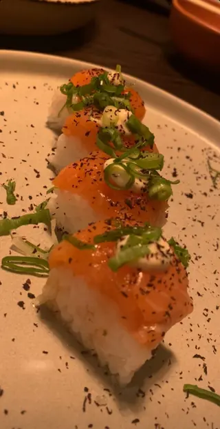 Ushizushi Salmão 