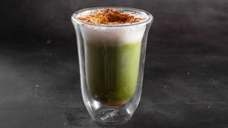 Cynamonowy Karmel Matcha Latte