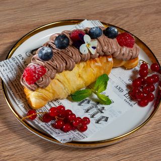 Croissant Cu Crema De Nutella Mascarpone Si Fructe 