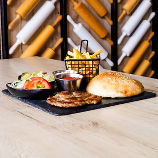 Meniu ceafă de porc si Coca Cola 