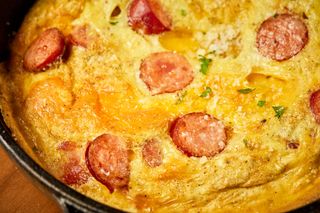 OMLETA CU CHEDDAR SI CARNACIORI