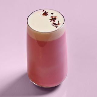 matcha rosa con crema de queso