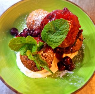 Papanasi cu dulceata din fructe de padure si smantana