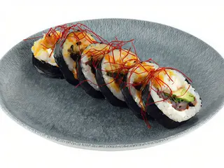 Futomaki karmazyn w tempurze z chrupkami z tempury