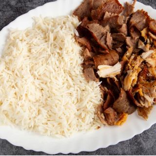 Piatto con riso, carne e verdura