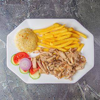 Донер на тарелке из курицы