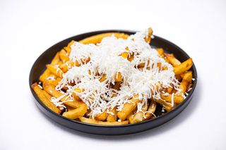 Пресни пържени картофи със сирене