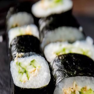 Hosomaki de aguacate y wasabi mayo