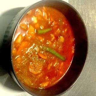 39. potrawka ostro-kwasna z kurczaka i makaronem sojowym