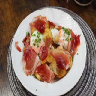 Huevos rotos con jamón ibérico (ración)