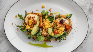 Тартин с хумусом, авокадо и грибами