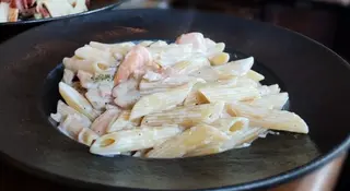 Pasta sa dimljenim lososom, gamborima i brokolijem