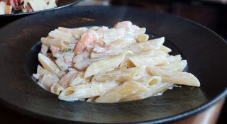 Pasta sa dimljenim lososom, gamborima i brokolijem