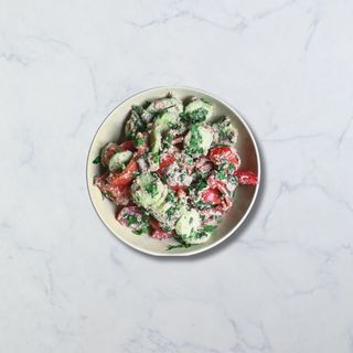 კიტრი პომიდვრის სალათი ნიგვზით