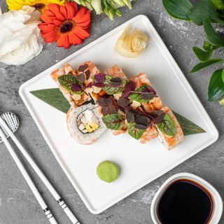 Філадельфія з креветкою, сніжним крабом, манго та мигдалем