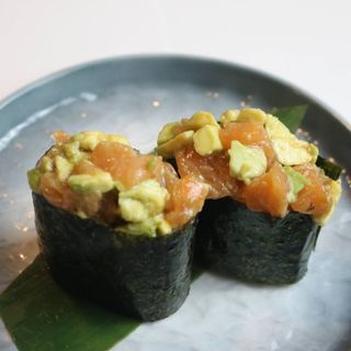 Gunkan De Aguacate Salmón (2 Uds.)