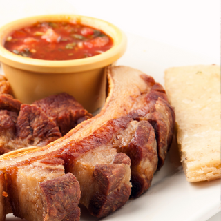 Chicharrón Acompañado De Arepa