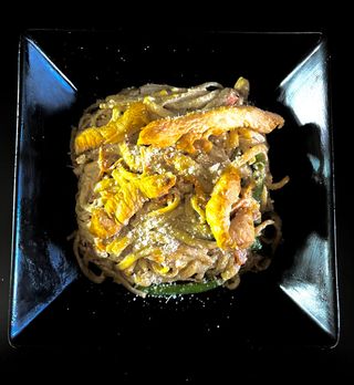 Удон з куркою та овочами у вершковому соусі (350г)