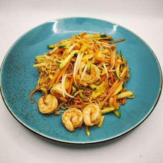 Ramen saltata con gamberi mix verdure