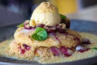 Američki palačinci sa bijelom čokoladom, višnjama i sladoledom