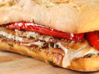 Bocadillo De Lomo Con Pimiento Y Queso
