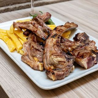 Costillas de Cordero a la Brasa con Guarnición