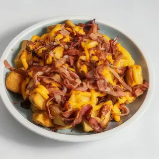 Patatas Fritas Con  Salsa De Queso Cheddar Y Cebollas Crujientes