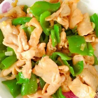 Pollo con pimientos verdes