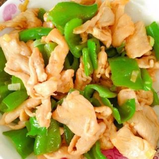 Pollo con pimientos verdes