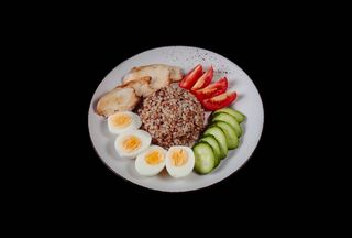 Гречана каша з куркою та яйцем