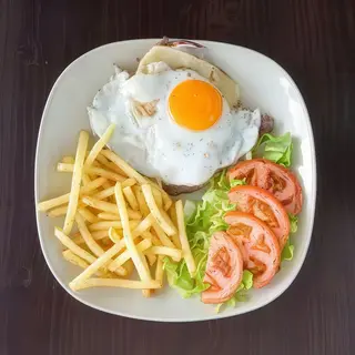 Prego em Prato com Bife de Perú